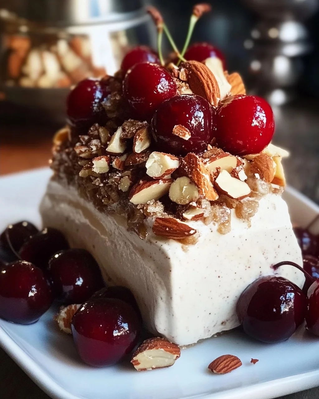 Cremiges Zimtparfait mit gebrannten Mandeln und Kirschen