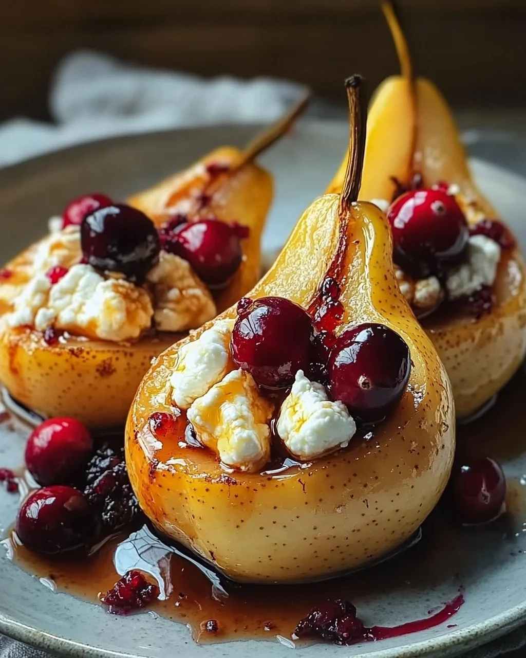 Gebackene Birnen mit Ziegenkäse, Honig & Preiselbeeren
