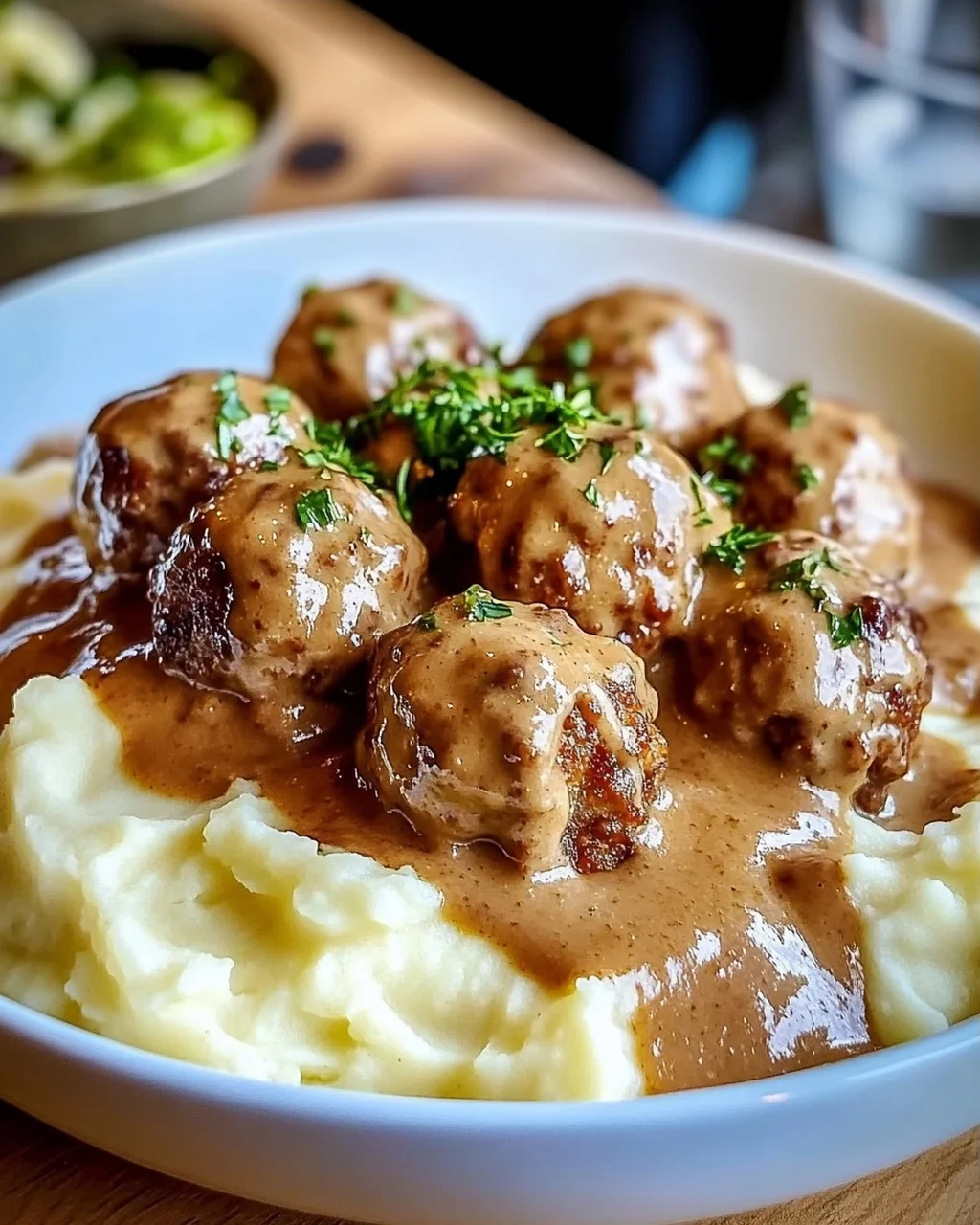 Hackbällchen in cremiger Sauce mit Kartoffelpüree