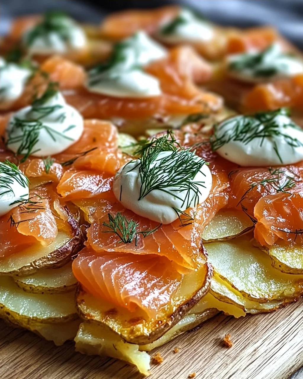 Knusprige Kartoffelgalette mit Räucherlachs und Crème Fraîche