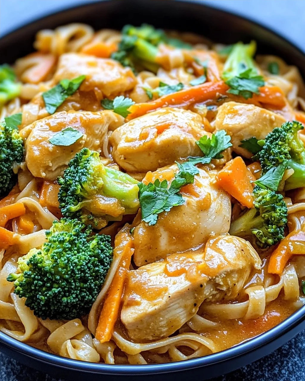 Kokosnuss-Curry-Hühnchen und Reisnudeln leicht gemacht